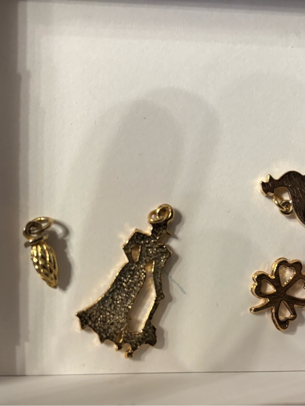 Lot de 4 pendentifs vintage dorés – Style rétro chic / - Picture 3 of 5